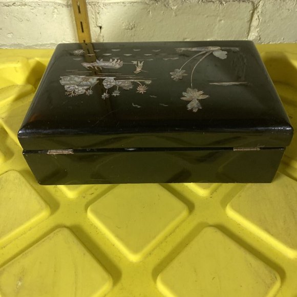 Chinese Black Lacquer Jewelry Box with Mother of Pearl Inlay Scenic Mirrored - Picture 5 of 6